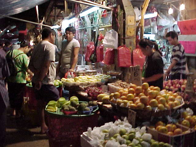 171099-Fruit_vendors_at_night_in_Chai_Wan.JPG (47305 bytes)