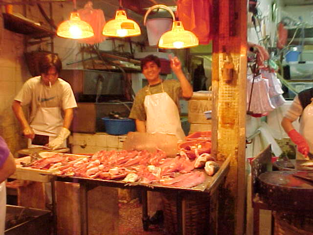 181099-This_is_the_fish_vendor_we_always_buy_from.JPG (43491 bytes)